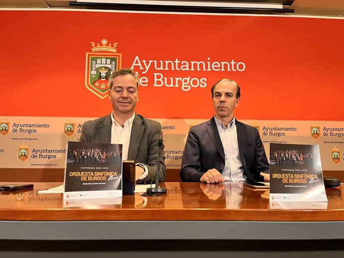 El Concejal De Fiestas, Cesar Barriada, Y El Presidente De La Asociación Que Gestiona La Orquesta, Enrique García.