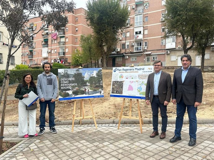 El delegado de Políticas de Vivienda, Álvaro González (2d) y el concejal presidente del distrito de Hortaleza, David Pérez (1d), han visitado la Unidad de Regeneración de Hortaleza para avanzar en su transformación urbana.