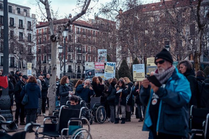Archivo - Decenas de personas durante una concentración de asociaciones y sindicatos en recuerdo a las 7.291 víctimas en las residencias de mayores en la Comunidad de Madrid durante la pandemia de Covid-19, en la plaza Villa de París, a 18 de marzo de 202