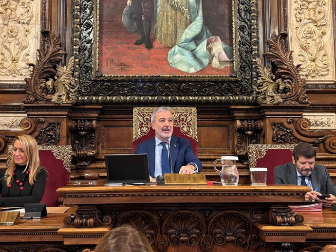 El alcalde de Barcelona, Jaume Collboni, en el pleno de este viernes.