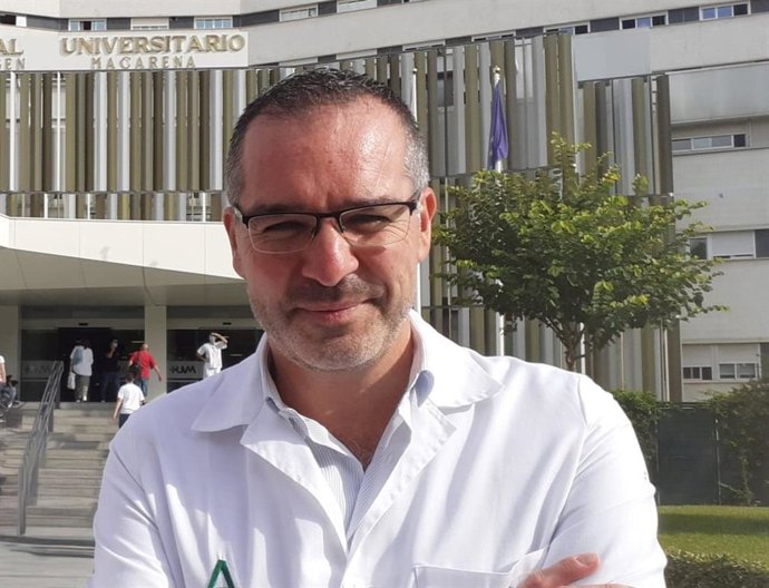 El jefe de Servicio de Oncología del Hospital Virgen Macarena y director de la investigación,  Luis de la Cruz.