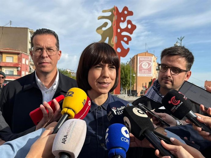 La ministra i líder del PSPV, Diana Morant, atén als periodistes en la Fira de Tots Sants