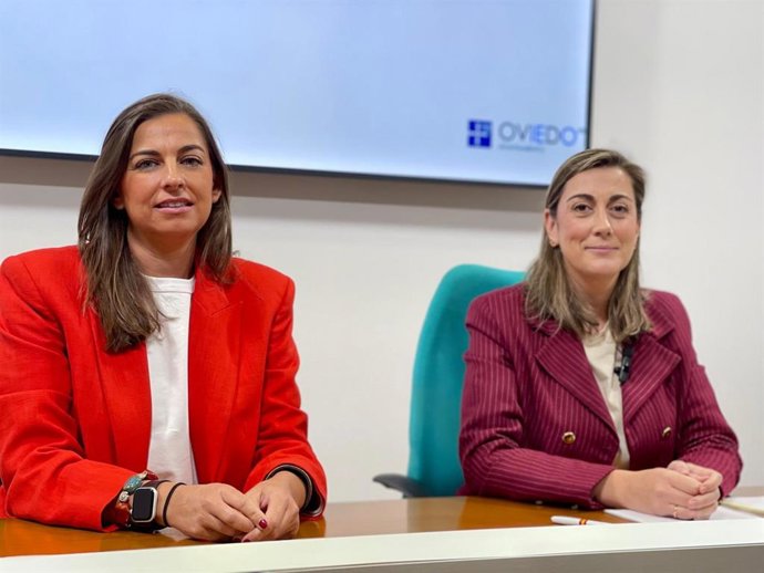 Archivo - Las concejales de Vox Oviedo, Alejandra González y Sonsoles Peralta, durante una rueda de prensa.