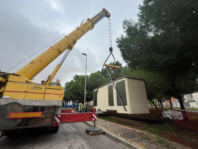 Operarios de Endesa instalan un centro de transformación de Endesa en Torreblanca.