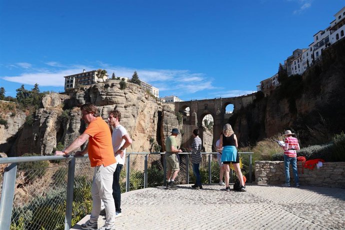 Turistas observan el Tajo de Ronda desde un mirador.