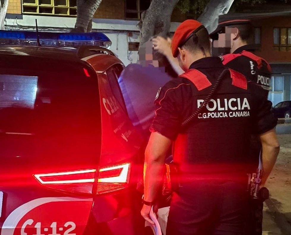 Intervención de la Policía Canaria, que detiene a un hombre con orden de ingreso en prisión por un delito de violencia en el ámbito familiar en Santa María de Guía (Gran Canaria)