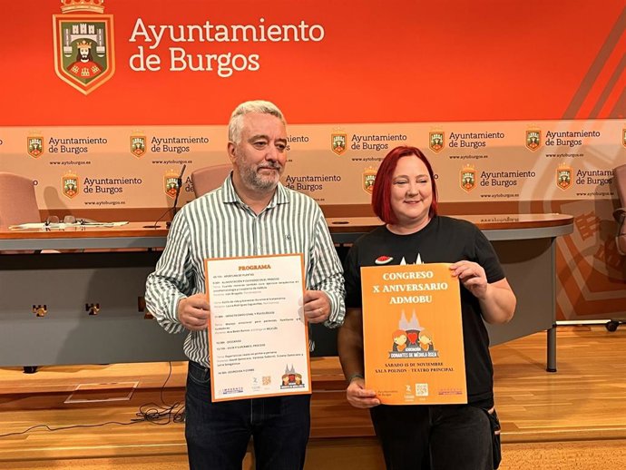 El concejal de sanidad del Ayuntamiento de Burgos, Carlos Niño, la presidenta de la asociación de Donantes de Médula Ósea, Vanessa Pérez.