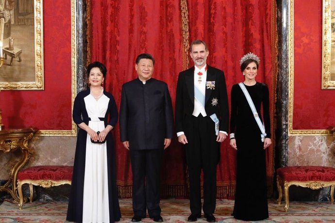 Archivo - Los Reyes Felipe VI y Letizia ofrecen una cena al presidente de China Xi Jinping y a su esposa Peng Liyuan en el Palacio Real de Madrid 
