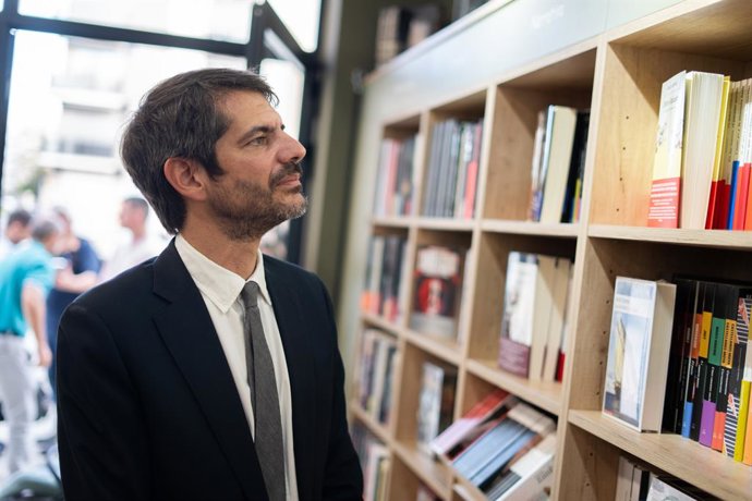 O Ministro da Cultura, Ernest Urtasun, durante uma visita a uma livraria, em 21 de outubro de 2025, em Paiporta, Valência, Comunidade Valenciana (Espanha). Ambos visitaram vários espaços culturais valencianos afetados pelo furacão.