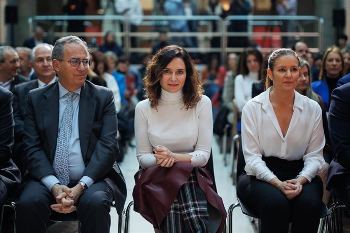 Archivo - (I-D) El presidente de la Asamblea de Madrid, Enrique Ossorio; la presidenta de la Comunidad de Madrid, Isabel Díaz Ayuso y la consejera de Familia, Juventud y Asuntos Sociales de la Comunidad de Madrid, Ana Dávila, durante el acto institucional