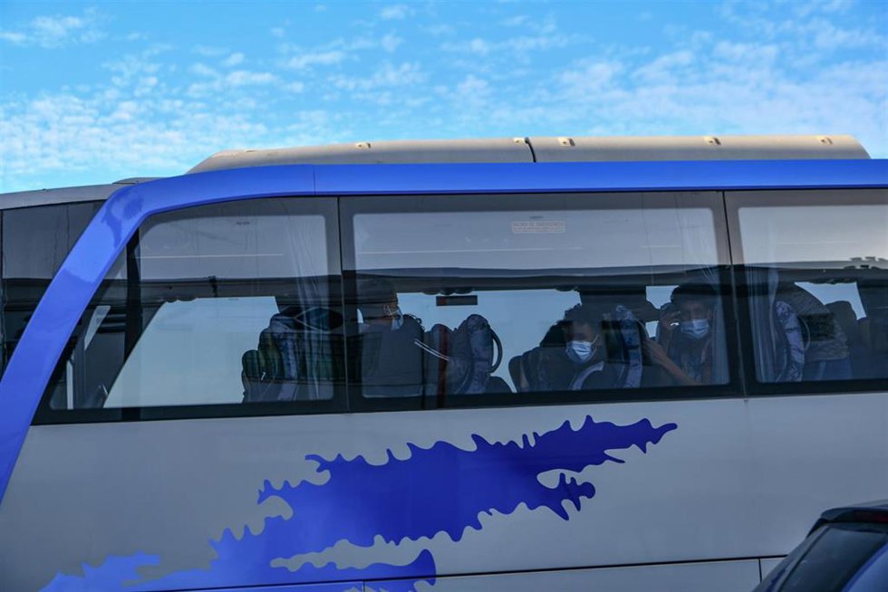 Archivo - Autobús con menores migrantes.