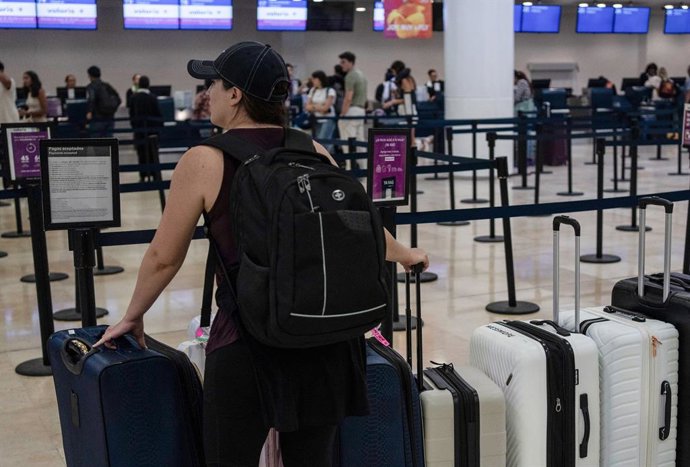 Archivo - 04 July 2024, Mexico, Cancun: Tourists wait in a terminal at the international airport for their departure. In preparation for the arrival of hurricane "Beryl", around 100 flights are canceled in the popular Mexican vacation region on the Yucata