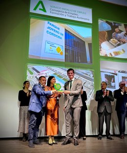 Gálvez (centro), en el momento de recibir el galardón, en los VI Premios RAEEimplícate, para la Escuela de Joyería de Córdoba.