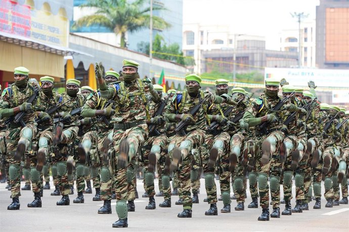 Archivo - Militares de Camerún durante un desfile en la capital, Yaundé, en mayo de 2024 (archivo)