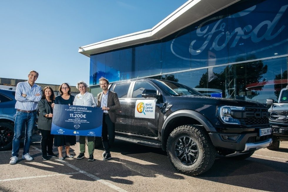 De izq. A dcha.: Antonio Chicote, gerente de Comunicación de Ford España; Rocío Zúñiga, responsable de RSC; María Jesús Catalá, gerente de la concesión Ford Vedat; Pepa Muñoz, chef y embajadora de WCK; y José Melo, director de Marketing de Ford España.