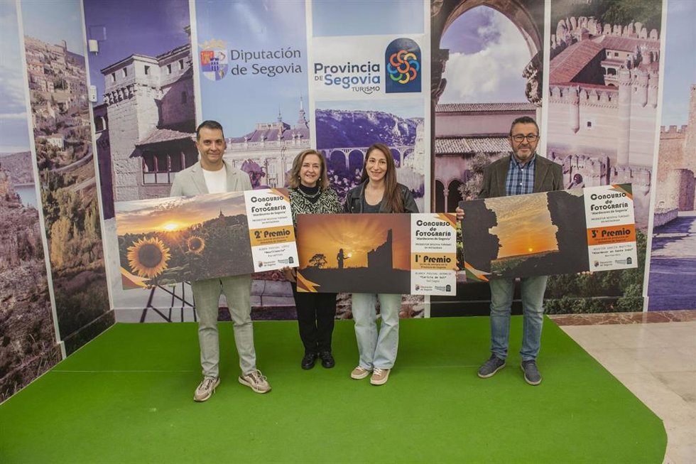 Los ganadores posan con sus imágenes en la sede de Prodestur.