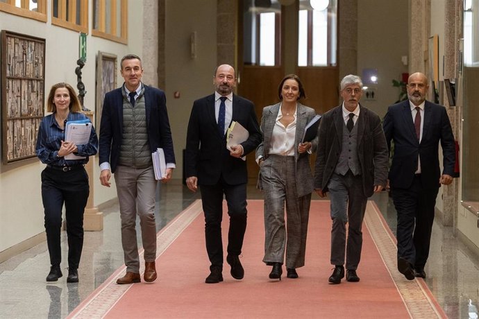 El director de Turismo de Galicia, Xosé Merelles, acude con su equipo a la Comisión 3ª de Economía, Facenda e Orzamentos en el Parlamento de Galicia.