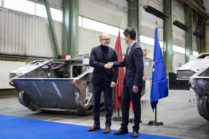 El ministro de Defensa de Letonia, Andris Spruds (i), y el director general de Santa Bárbara Sistemas, Alejandro Page (d), durante una visita a la fábrica GDELS-SBS en Trubia, a 31 de octubre de 2025, en Oviedo, Asturias (España). Spruds ha visitado la fá