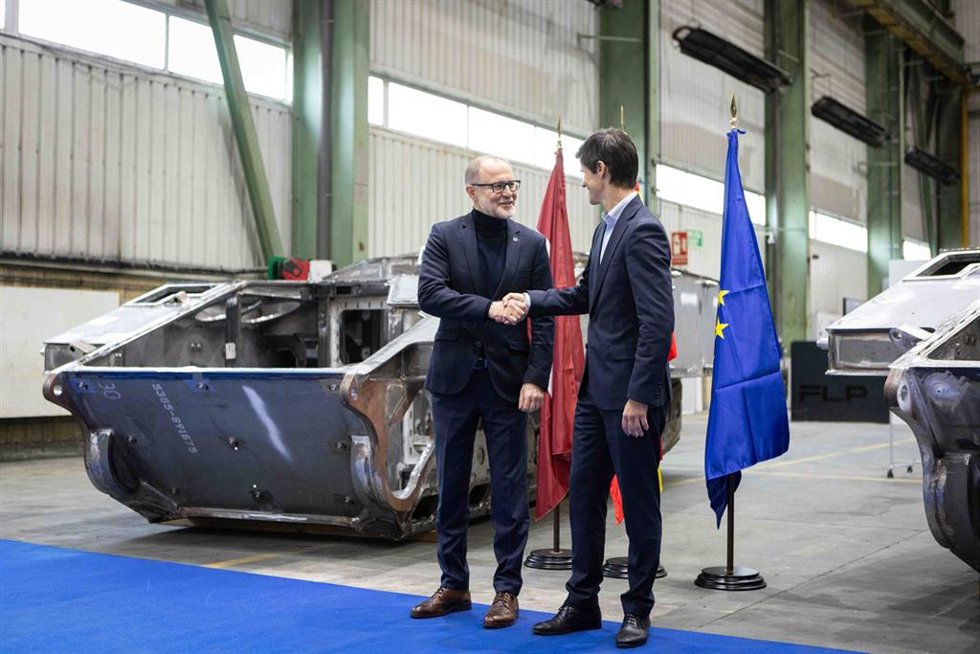 El ministro de Defensa de Letonia, Andris Spruds (i), y el director general de Santa Bárbara Sistemas, Alejandro Page (d), durante una visita a la fábrica GDELS-SBS en Trubia, a 31 de octubre de 2025, en Oviedo, Asturias (España). Spruds ha visitado la 