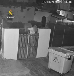 Imagen del arrestado accediendo a una vivienda.