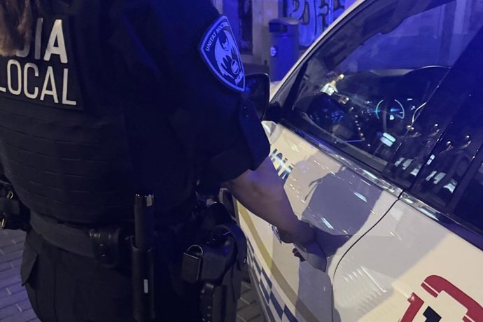 Agente de la Policía Local de Palma delante de un coche.