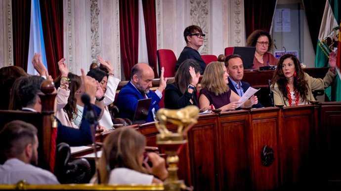 Bancada del PP en el pleno extraordinario celebrado este viernes en el Ayuntamiento de Cádiz