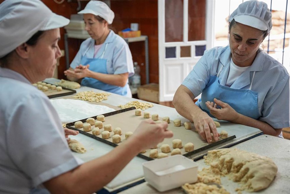 Archivo - Trabajadoras de una fábrica en Sevilla (Andalucía) 