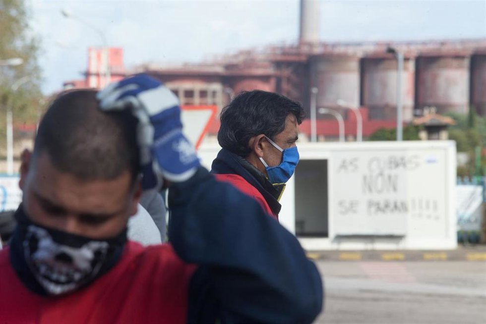 Archivo - Empleados de Alcoa durante el segundo de día manifestación convocada frente a la fábrica tras la ejecución oficial del ERE de 524 trabajadores, en San Cibrao, A Mariña, Lugo, Galicia (España), a 10 de octubre de 2020. Dicha concentración se de