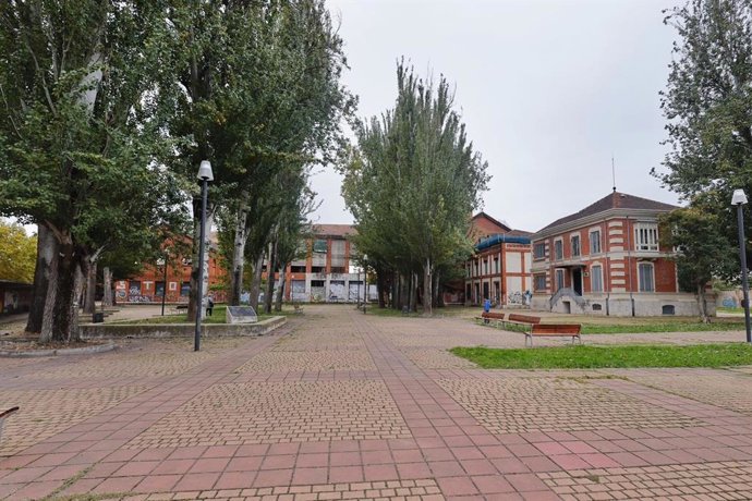 El Ayuntamiento de Valladolid homenajea al poeta Antonio Piedra dedicándoles una plaza en la ciudad.