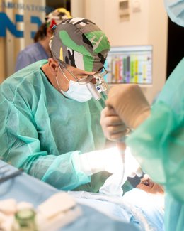 Archivo - El doctor Imanol Donnay en una operación.