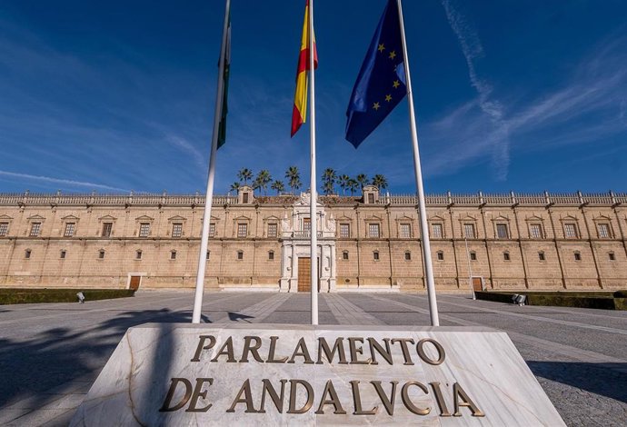 Fachada principal del antiguo Hospital de las Cinco Llagas, sede del Parlamento de Andalucía