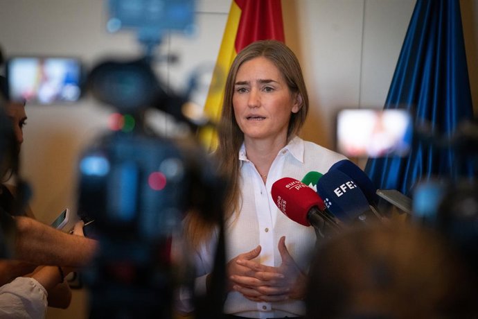 La vicepresidenta del Gobierno y ministra para la Transición Ecológica y el Reto Demográfico, Sara Aagesen, ofrece declaraciones a los medios tras una reunión con los agentes sociales para abordar el Pacto de Estado frente a la emergencia climática, en la