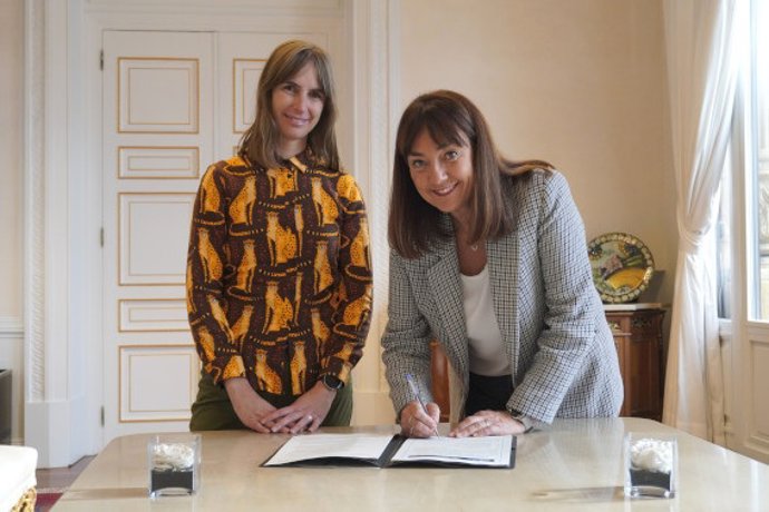 Ana Montalban Oinez Doazen Hirien Sareko presidentea (ezkerrean) eta Olatz Yarza Donostiako Udaleko Mugikortasun eta Garraio Jasangarriko zinegotzia