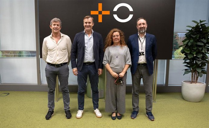 Archivo - De izquierda a derecha: Alfredo Mesa (UGT); el consejero delegado de MasOrange, Meinrad Spenger; Ramona Pineros (CCOO) y Antonio Pérez (Fetico), tras la firma del convenio colectivo en MasOrange, a 30 de octubre de 2025, en Madrid (España)