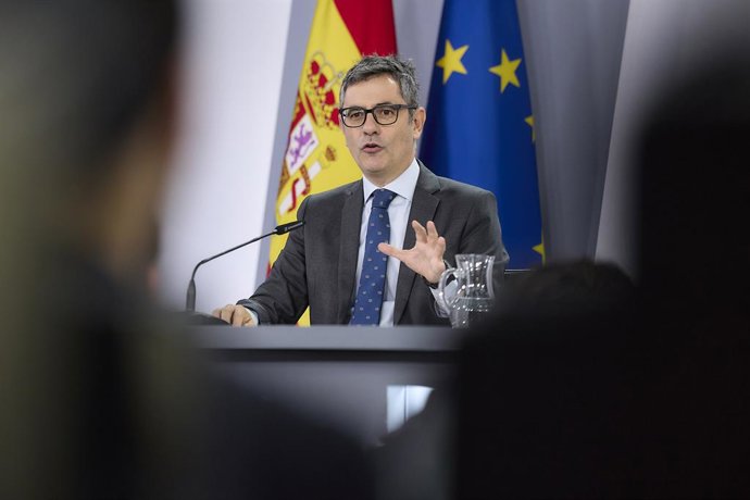 O Ministro da Presidência, Justiça e Relações com os Tribunais, Félix Bolaños, durante uma coletiva de imprensa após a reunião do Conselho de Ministros, no Palácio Moncloa, em 28 de outubro de 2025, em Madri (Espanha). O Conselho de Ministros