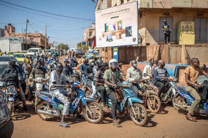 Archivo - Conductores en motos en Bamako