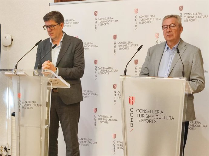 Archivo - El conseller de Turismo, Cultura y Deportes, Jaume Bauzà, junto al director general de Turismo, Josep Aloy, en rueda de prensa.