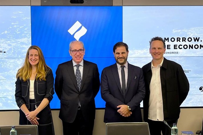 El president del Port de Barcelona, José Alberto Carbonell; la comissionada de l'Ajuntament de Barcelona Nadia Quevedo; el director del Smart City, Ugo Valenti, i el director general del World Ocean Council, Stewart Sarkozy
