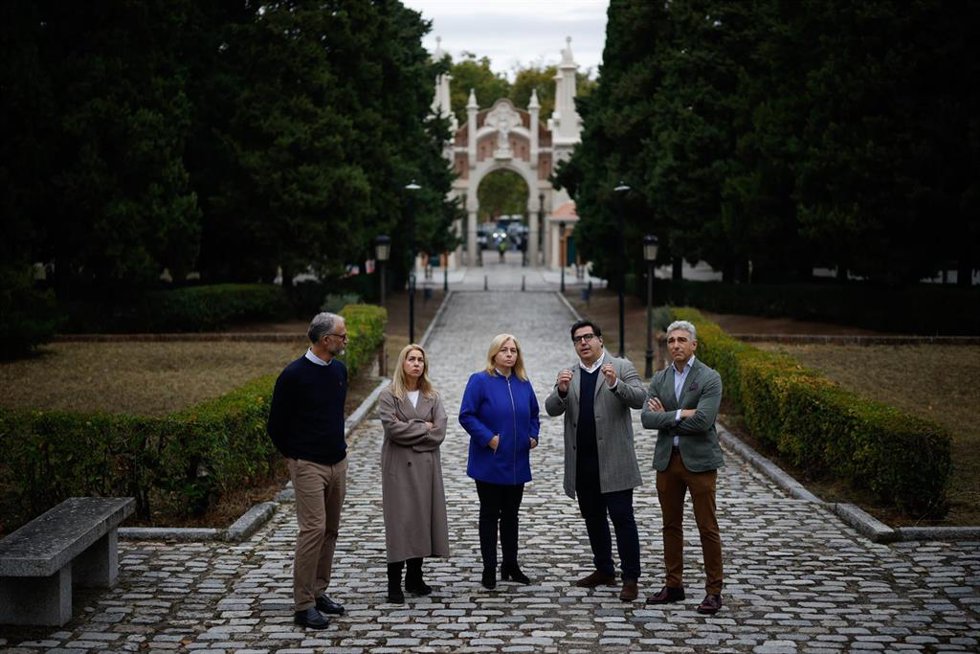 La vicealcaldesa de Madrid y delegada de Seguridad y Emergencias, Inma Sanz (c), y la concejala de Ciudad Lineal, Nadia Álvarez (2i), durante una visita al Cementerio de la Almudena, a 31 de octubre de 2025, en Madrid (España). La remodelación de la cap