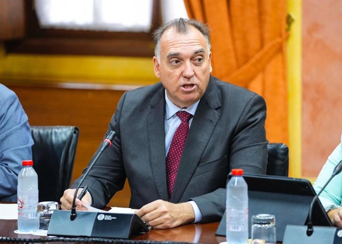 El consejero de Turismo y Andalucía Exterior, Arturo Bernal, durante su intervención en comisión parlamentaria.