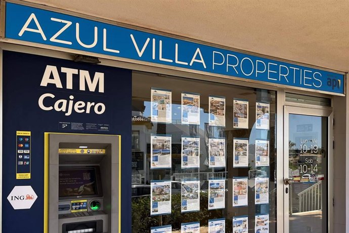 Azul Villa acompaña a clientes polacos en España con más de 25 años de experiencia y servicio inmobiliario integral