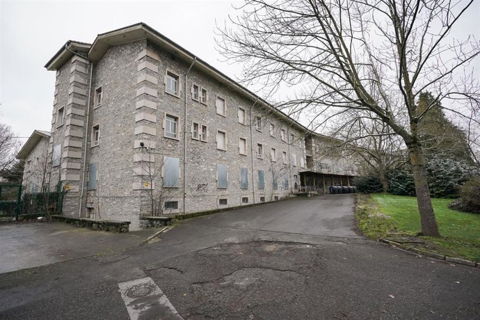 Archivo - Fachada de la residencia Arana de Vitoria, donde se habilitará un centro de acogida de refugiados 