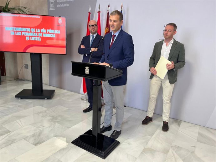 El concejal de Pedanías y Vertebración Territorial, Marco Antonio Fernández, en una rueda de prensa