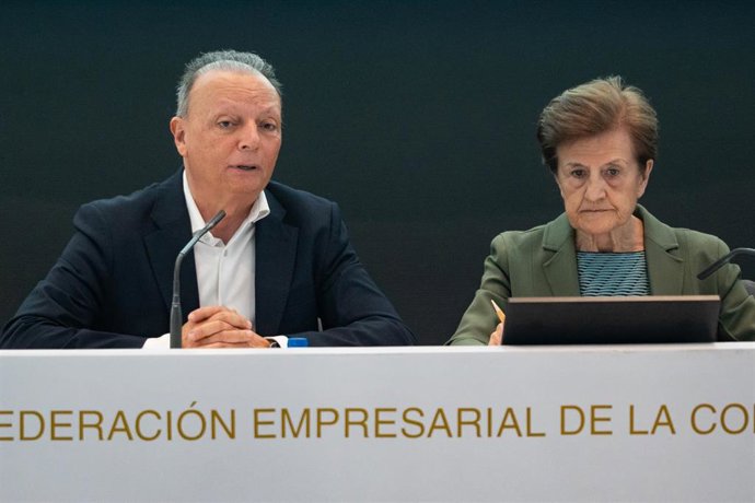 El presidente de la CEV, Salvador Navarro, y la directora académica de la Fundación Étnor, Adela Cortina, durante la presentación del informe 'Economía sumergida: una perspectiva ética', en la sede de la CEV