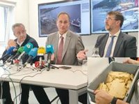 La limpieza del vertido de unas 100 toneladas de aceite de palma llevará días y el puerto de Vigo repite que es "inocuo"