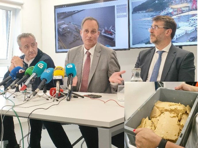 El presidente del Puerto de Vigo, Carlos Botana (c), con el subdirector de Gardacostas, Juan Carlos Codesido (i) y el director del Puerto, Rubén Marín (i). En primer plano una muestra recogida del vertido solidificado.