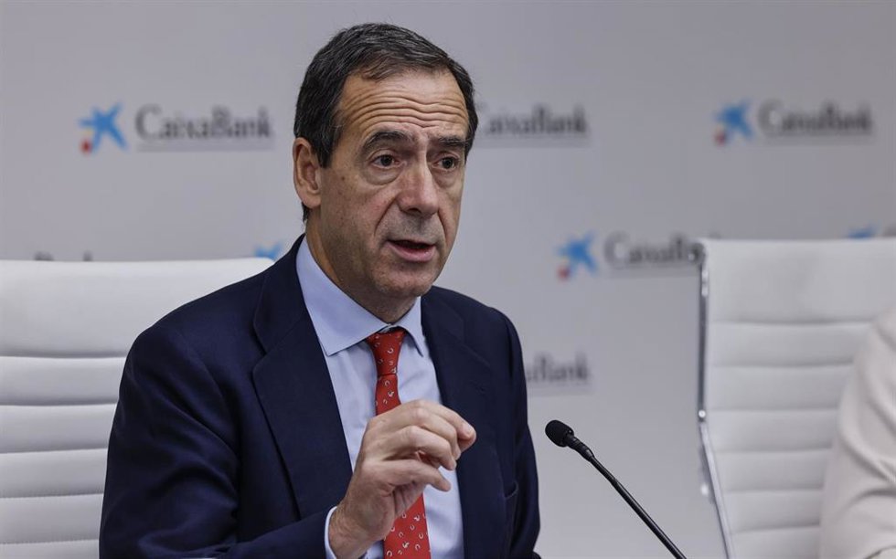 El consejero delegado de CaixaBank, Gonzalo Cortázar, durante la rueda de prensa.