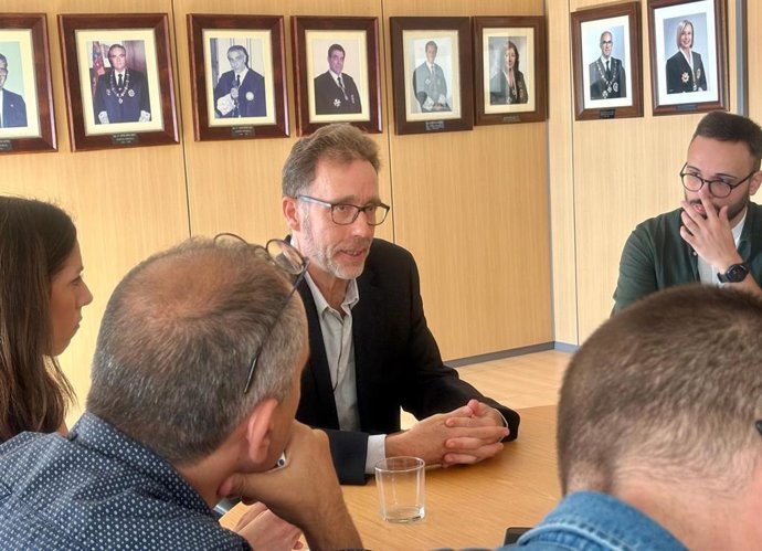 José Manuel Ortega rodeado de periodistas en un desayuno informativo