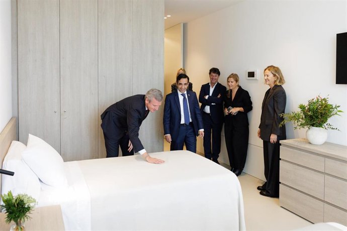 El presidente de la Xunta, Alfonso Rueda, visita una de las habitaciones de la residencia financiada por la Fundación Amancio Ortega junto a la presidenta de la entidad, Flora Pérez Marcote, y outras autoridades como el alcalde de Ferrol, José Manuel Rey