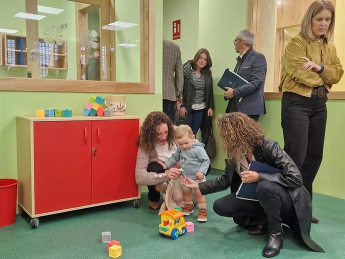 La consejera Eva Ledo visita la escuela de Siero de 0 a 3.